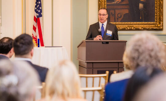 Marty Stern speaks to the audience at an awards ceremony and alumni event for the Simon Business School.